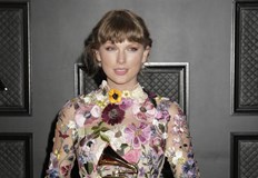 Американската певица и актриса Тейлър Суифт се сгоди за британския