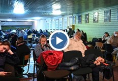 Хората тичат отправяйки се към близките бомбоубежищатаВзривове и сирени за