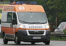 Откарани са с линейка до спешно отделение в болницаДве момичета