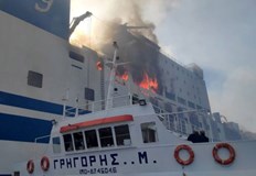 Спасителите все още не могат да се качат на горящия