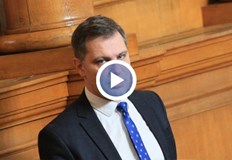 По думите му приказките че правителството е само на два