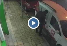 Двама мъже бяха заснети от охранителни камери как обират коли