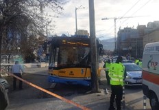Тролейбус е катастрофирал в стълб на кръстовището на бул Тодор