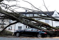 С пориви на вятъра над 130 километра в час връхлетя