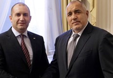 Радев vs Борисов изглежда геройски щото то всеки на фона