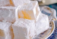 Локумът е суперпопулярно и доста наситено на вкус сладкарско изделие с