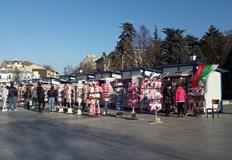 И тази година българите предпочитат мартениците направени от естествени материалиБаба