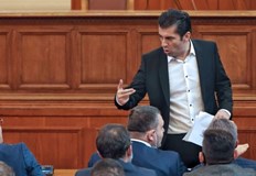 Премиерът се закани на движението да се захване с кръга