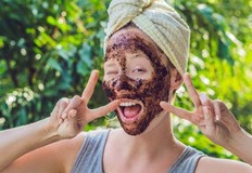 Маските придружени с утайката от кафе са много популярни Благодарение на