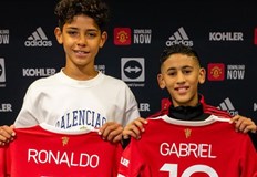 Роналдо младши ще носи фланелка с номер 7 като своя бащаСинът