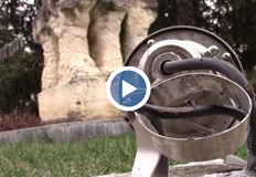 Неизвестни извършители повредиха декоративното осветление на зелените площи до Часовниковата