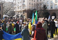 Пред сградата на президентството в София за пореден ден има