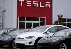 Тесла Tesla обяви че изтегля от пазара близо 54 000