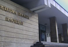 Изкълчил си капачката на дясното коляно по време на работаПловдивски