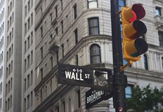 Големите играчи от Уолстрийт наддават в ожесточена конкуренция за да