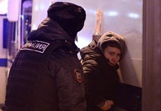 Руската полиция е задържала над 900 протестиращи срещу инвазията в Украйна Те