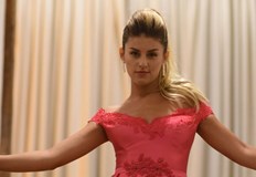 Тя получи специалната бяла роза даваща й възможност да покани