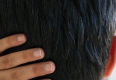 Сребристият цвят на косата обикновено е знак за изминали години