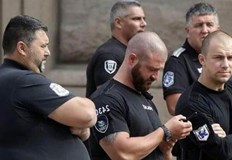 Вперен в далечината леко изпразнен от съдържание поглед Тяло на