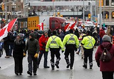 Полицията в Отава разчисти пространството пред парламента което бе блокирано