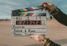 Три заседания на чрезвичайния комитет е политическа сатира за Брекзит Филм