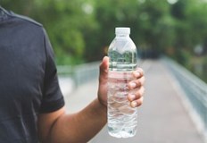 Трябва да избягвате питейната вода оставена отворена за дълго времеНие