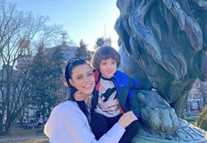 Актрисата и малкия Максим се снимаха пред Паметника на свободатаЕдна от