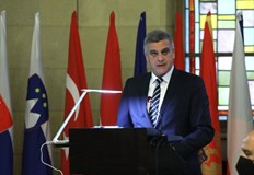 Никой по никакъв повод не ни налага решения свързани с