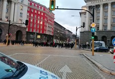 По рано днес премиерът поиска оставката на военния министърПротест в подкрепа