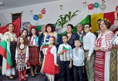 Децата изпълниха песни и стихове посветени на родината и получиха много