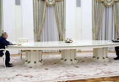 Дълга маса разделяше френския президент от Путин по време на