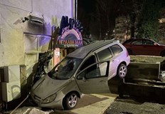 Зрелищна катастрофа стана снощи в Габрово и по чудо се размина без