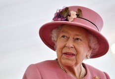 Източник на двореца каза че тя се чувства скованаБританската кралицаЕлизабет