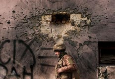 Изпотрошени прозорци надупчени стени избухващи снаряди Войната в Източна Украйна вече