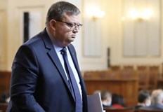 Шефът на КПКОНПИ обяви пред депутатите че иска да си