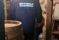 Служители на митницата в Русе конфискуваха 1517 л етилов алкохол