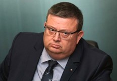 Председателят на Антикорупционната комисия в оставка е изпратил писмо до редица