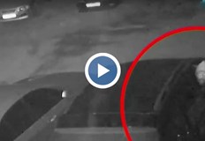 Той претърсвал колите за ценни предметиМъж който отваря коли и