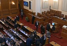 Здравните власти проверяват дали депутатите носят маскиСлужители на Регионалната здравна