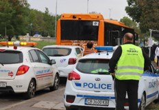 Шофьорът затворил вратите преди да е напуснала напълно превозното средство