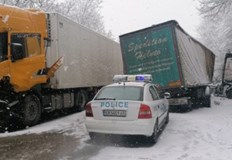Две катастрофи затрудняват движението по пътя София Варна във