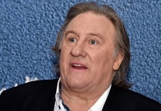 Той бе обвинен от актрисата Шарлот АрноАктьорът Жерар Депардийо оспори