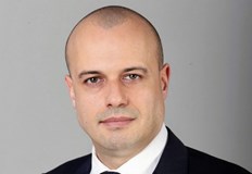 Това съобщи министърът на туризма ПродановОбмисля се възможността украински граждани