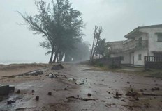 Мощният циклон Батсираи придружен от силни ветрове и проливни дъждове удари района