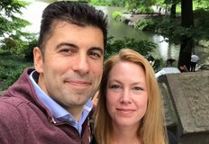 Коя е жената до българския премиерЛинда Макензи е родена в