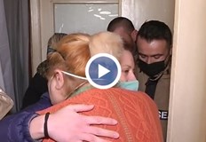 Жестът на младите хора развълнува възрастната женаСега към една история