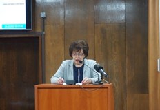 Д р Теодора Константинова направи изказване от името на трите групи
