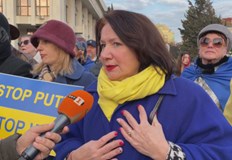 Събират се хора от различни националности с призив да се прекрати