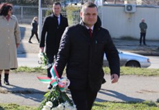 С минута мълчание и полагане на цветя кметът на Община