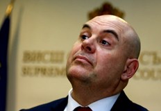 Конституцията включва възможността министърът на правосъдието да прави предложение до